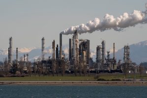 FILE PHOTO: A general view shows Marathon Petroleum's refinery, following Russia's invasion of Ukraine, in Anacortes, Washington, U.S., March 9, 2022.  REUTERS/David Ryder/File Photo
